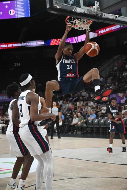 France's #24 Messi Yangala (R) scores a basket in front of USA's #9 Anthony Williams (L) during the U17 Basketball World Cup group match between France and USA in Istanbul on June 27, 2026. (Photo by Ozan KOSE / AFP)