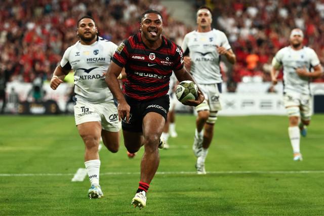 Toulouse's French hooker Peato Mauvaka runs to score a try during the French Top 14 rugby union final between Stade Toulousain (Toulouse) and Montpellier Hérault Rugby (MHR) at the Stade de France in Saint-Denis, on the outskirst of Paris, on June 27, 2026. (Photo by Anne-Christine POUJOULAT / AFP)