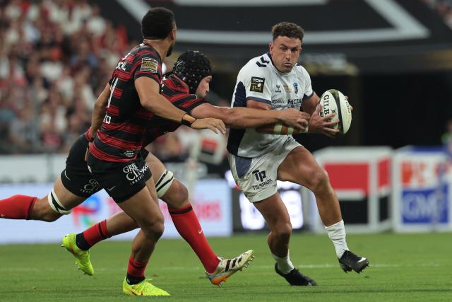 Montpellier’s Australian full-back Tom Banks (R) attempts to break away during the French Top 14 rugby union final between Stade Toulousain (Toulouse) and Montpellier Hйrault Rugby (MHR) at the Stade de France in Saint-Denis, on the outskirst of Paris, on June 27, 2026. (Photo by Kenzo TRIBOUILLARD / AFP)