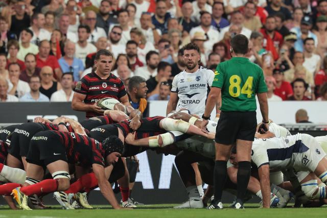 Toulouse's French scrum-half Antoine Dupont (L), next to Montpellier’s Scottish scrum-half Ali Price (R), prepare to feed the scrum during the French Top 14 rugby union final between Stade Toulousain (Toulouse) and Montpellier Hйrault Rugby (MHR) at the Stade de France in Saint-Denis, on the outskirst of Paris, on June 27, 2026. (Photo by Kenzo TRIBOUILLARD / AFP)