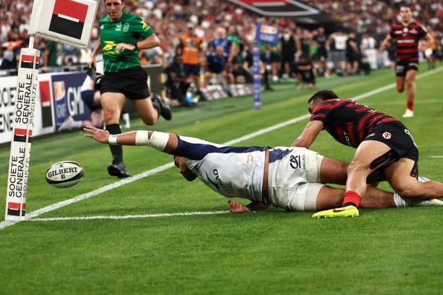 Montpellier’s Australian hooker Jordan Uelese attempts to score a try chased by Toulouse's French wing Matthis Lebel (R) during the French Top 14 rugby union final between Stade Toulousain (Toulouse) and Montpellier Hйrault Rugby (MHR) at the Stade de France in Saint-Denis, on the outskirsts of Paris, on June 27, 2026. (Photo by Anne-Christine POUJOULAT / AFP)