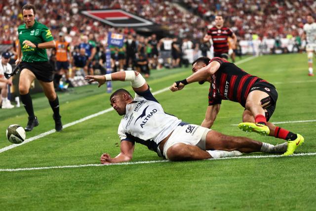 Montpellier’s Australian hooker Jordan Uelese attempts to score a try chased by Toulouse's French wing Matthis Lebel (R) during the French Top 14 rugby union final between Stade Toulousain (Toulouse) and Montpellier Hйrault Rugby (MHR) at the Stade de France in Saint-Denis, on the outskirsts of Paris, on June 27, 2026. (Photo by Anne-Christine POUJOULAT / AFP)