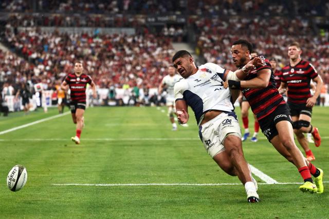 Montpellier’s Australian hooker Jordan Uelese attempts to score a try chased by Toulouse's French wing Matthis Lebel (R) during the French Top 14 rugby union final between Stade Toulousain (Toulouse) and Montpellier Hйrault Rugby (MHR) at the Stade de France in Saint-Denis, on the outskirsts of Paris, on June 27, 2026. (Photo by Anne-Christine POUJOULAT / AFP)