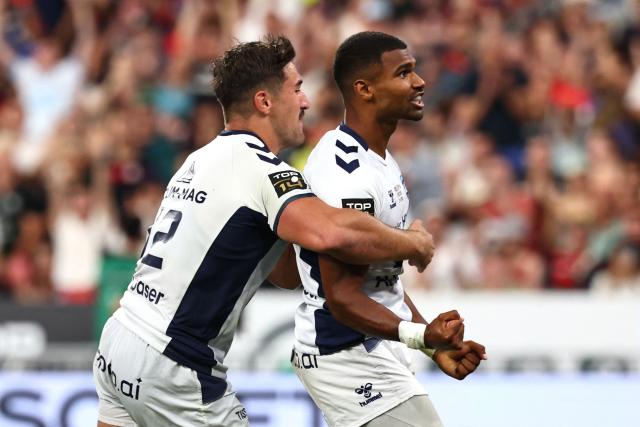 Montpellier’s French scrum-half Lйo Coly (R) celebrates after scoring a try during the French Top 14 rugby union final between Stade Toulousain (Toulouse) and Montpellier Hйrault Rugby (MHR) at the Stade de France in Saint-Denis, on the outskirts of Paris, on June 27, 2026. (Photo by Anne-Christine POUJOULAT / AFP)