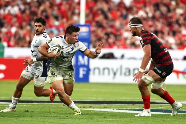 Montpellier’s Argentinian centre Justo Piccardo attempts to break away next to Toulouse's French number eight Alexandre Roumat (R) during the French Top 14 rugby union final between Stade Toulousain (Toulouse) and Montpellier Hйrault Rugby (MHR) at the Stade de France in Saint-Denis, on the outskirts of Paris, on June 27, 2026. (Photo by Anne-Christine POUJOULAT / AFP)