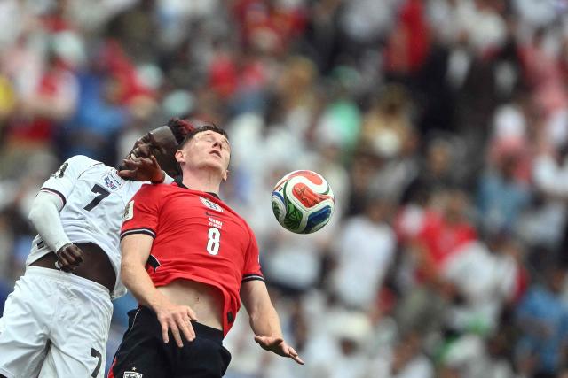 Panama's midfielder #07 Jose Luis Rodriguez and England's midfielder #08 Elliot Anderson fight for the ball during the 2026 World Cup Group L football match between Panama and England at the New York/New Jersey Stadium in East Rutherford on June 27, 2026.  (Photo by MAURO PIMENTEL / AFP)
