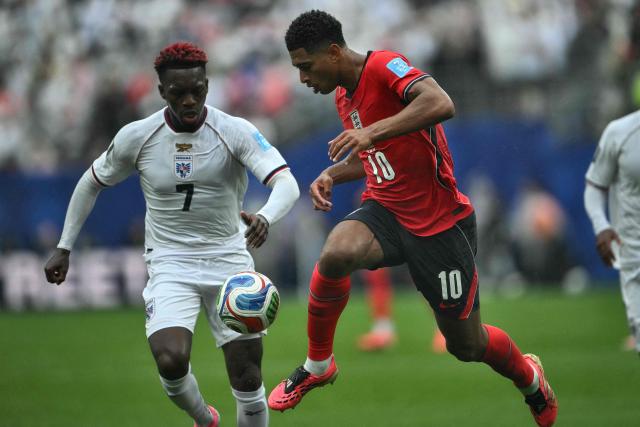 England's midfielder #10 Jude Bellingham runs with the ball past Panama's midfielder #07 Jose Luis Rodriguez during the 2026 World Cup Group L football match between Panama and England at the New York/New Jersey Stadium in East Rutherford on June 27, 2026.  (Photo by MAURO PIMENTEL / AFP)