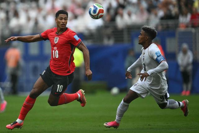 England's midfielder #10 Jude Bellingham and Panama's midfielder #11 Edgar Yoel Barcenas fight for the ball during the 2026 World Cup Group L football match between Panama and England at the New York/New Jersey Stadium in East Rutherford on June 27, 2026.  (Photo by MAURO PIMENTEL / AFP)