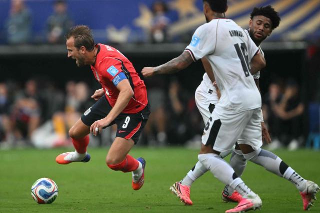 England's forward #09 Harry Kane falls on the ground past Panama's midfielder #14 Carlos Harvey during the 2026 World Cup Group L football match between Panama and England at the New York/New Jersey Stadium in East Rutherford on June 27, 2026.  (Photo by MAURO PIMENTEL / AFP)