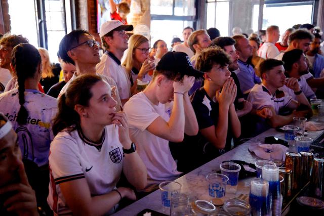 England fans react as they watch the 2026 World Cup match between England and Panama in New York on June 27, 2026. (Photo by Leonardo MUNOZ / AFP)