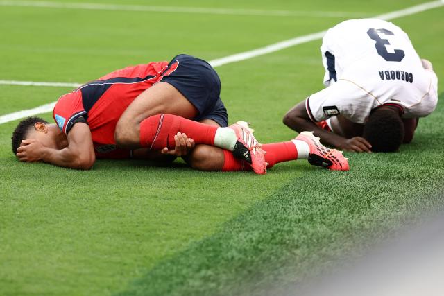 England's midfielder #10 Jude Bellingham (L) and Panama's defender #03 Jose Cordoba (R) react on the ground during the 2026 World Cup Group L football match between Panama and England at the New York/New Jersey Stadium in East Rutherford on June 27, 2026.  (Photo by CHARLY TRIBALLEAU / AFP)