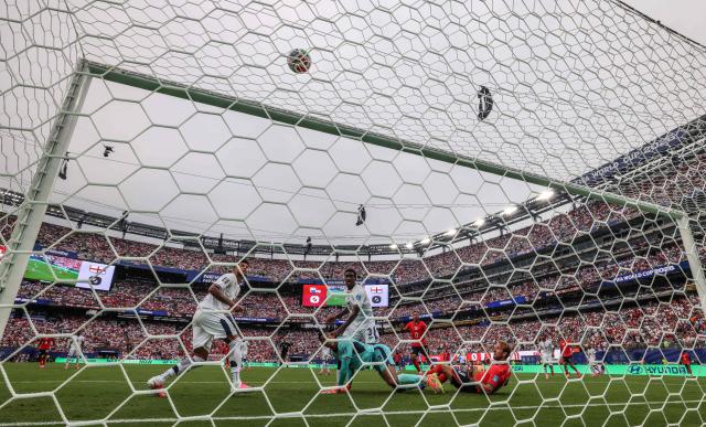 England's forward #09 Harry Kane (R) misses a chance past Panama's goalkeeper #22 Orlando Mosquera and defender #16 Andres Andrade during the 2026 World Cup Group L football match between Panama and England at the New York/New Jersey Stadium in East Rutherford on June 27, 2026.  (Photo by CHARLY TRIBALLEAU / AFP)