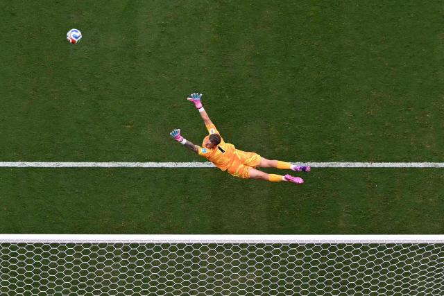 England's goalkeeper #01 Jordan Pickford dives for the ball during the 2026 World Cup Group L football match between Panama and England at the New York/New Jersey Stadium in East Rutherford on June 27, 2026.  (Photo by Jewel SAMAD / AFP)