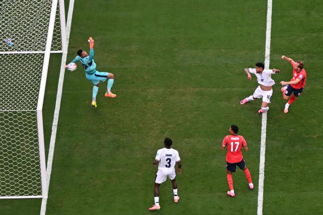 England's forward #09 Harry Kane (R) scores his team´s second goal during the 2026 World Cup Group L football match between Panama and England at the New York/New Jersey Stadium in East Rutherford on June 27, 2026.  (Photo by Jewel SAMAD / AFP)