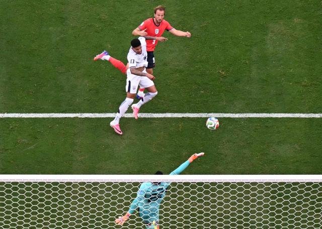 England's forward #09 Harry Kane (R) scores his team´s second goal during the 2026 World Cup Group L football match between Panama and England at the New York/New Jersey Stadium in East Rutherford on June 27, 2026.  (Photo by Jewel SAMAD / AFP)