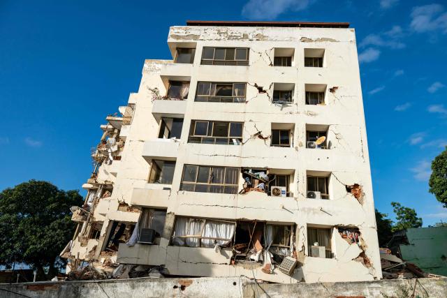 This image shows a damaged building in Caraballeda, La Guaira state, Venezuela, on June 27, 2026, following earthquakes. Nearly 1,000 people have been killed and more than 50,000 remain missing after two consecutive earthquakes in Venezuela, where growing anger has been reported over the lack of official aid to swiftly rescue survivors. (Photo by Miguel MEDINA / POOL / AFP)