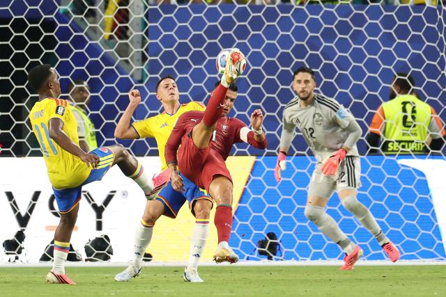 TOPSHOT - Portugal's forward #07 Cristiano Ronaldo makes a bicycle kick and fails to score during the 2026 World Cup Group K football match between Colombia and Portugal at the Miami Stadium in Miami Gardens on June 27, 2026.  (Photo by PATRICIA DE MELO MOREIRA / AFP)