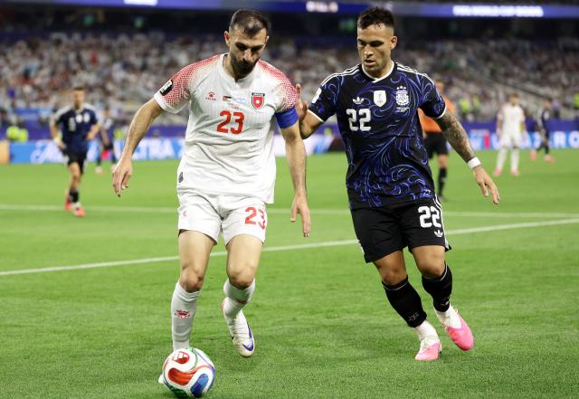 Jordan's defender #23 Ehsan Haddad and Argentina's forward #22 Lautaro Martinez fight for the ball during the 2026 World Cup Group J football match between Jordan and Argentina at the Dallas Stadium in Arlington on June 27, 2026.  (Photo by Aric Becker / AFP)