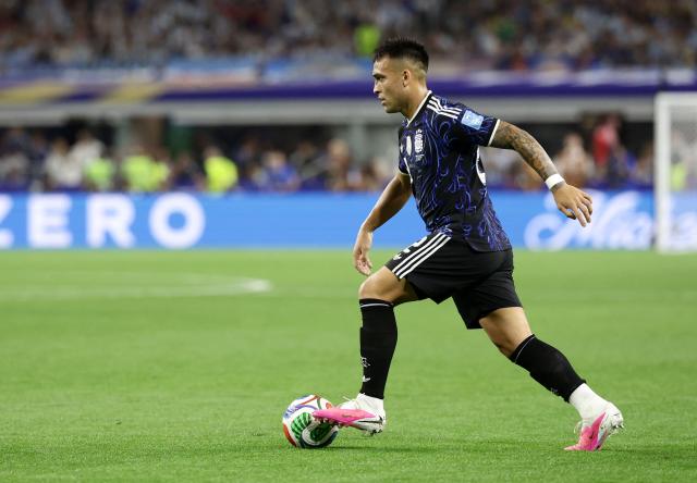 Argentina's forward #22 Lautaro Martinez controls the ball during the 2026 World Cup Group J football match between Jordan and Argentina at the Dallas Stadium in Arlington on June 27, 2026.  (Photo by Aric Becker / AFP)