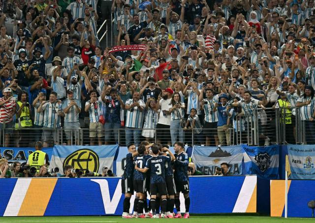 Argentina's midfielder #11 Giovani Lo Celso (unseen) celebrates with teammates scoring his team's first goal during the 2026 World Cup Group J football match between Jordan and Argentina at the Dallas Stadium in Arlington on June 27, 2026.  (Photo by Paul ELLIS / AFP)
