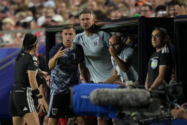 Austria's midfielder #19 Christoph Baumgartner (2L) and teammates complain from the bench to Mexican referee Katia Garcia (L) during the 2026 World Cup Group J football match between Algeria and Austria at the Kansas City Stadium in Kansas City on June 27, 2026.  (Photo by JUAN MABROMATA / AFP)