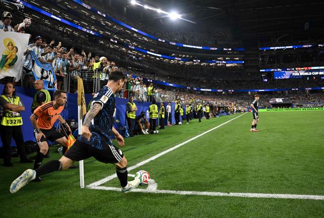Argentina's forward #10 Lionel Messi takes a corner kick during the 2026 World Cup Group J football match between Jordan and Argentina at the Dallas Stadium in Arlington on June 27, 2026.  (Photo by Paul ELLIS / AFP)