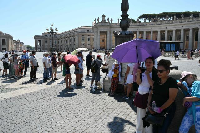 People queue to takes water from a fountain as they wait for the Sunday Angelus prayer led by Pope Leo XIV in St. Peter's square at the Vatican on June 28, 2026. (Photo by Alberto PIZZOLI / AFP)