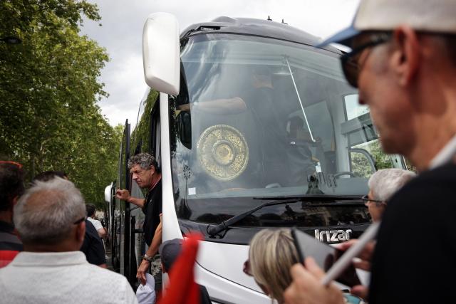 Stade Toulousain's French president Didier Lacroix (C-L) steps out of a coach near the "Bouclier de Brennus" as Stade Toulousain's players celebrate with supporters a day after winning the French Top 14 rugby union championship, on the forecourt of Matabiau station in Toulouse, southwestern France, on June 28, 2026. (Photo by Valentine CHAPUIS / AFP)