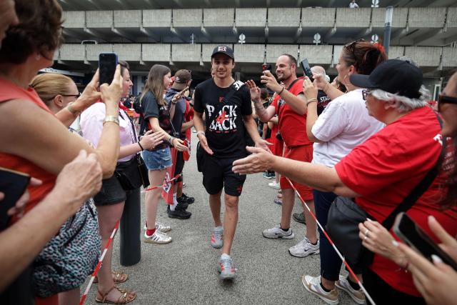 Toulouse's French wing Ange Capuozzo (C) greets fans as Stade Toulousain's players celebrate with supporters a day after winning the French Top 14 rugby union championship, on the forecourt of Matabiau station in Toulouse, southwestern France, on June 28, 2026. (Photo by Valentine CHAPUIS / AFP)