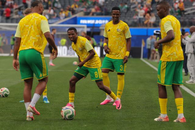 South Africa's forward #08 Tshepang Moremi (2ndL) and South Africa's defender #03 Khulumani Ndamane warm up ahead of the 2026 World Cup round of 32 football match between South Africa and Canada at the Los Angeles Stadium in Inglewood on June 28, 2026.  (Photo by Etienne LAURENT / AFP)