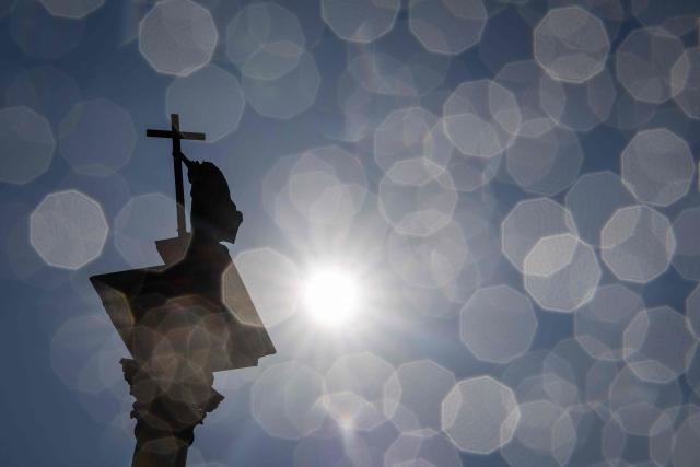 The sun beats down over the Kulumna Zygmunta monumnet on the Royal Castle Square in Warsaw's Old Town as thermometers show record temperatures during a heatwave that has reached Poland on June 28, 2026 (Photo by Wojtek RADWANSKI / AFP)