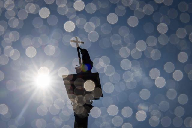 The sun beats down over the Kulumna Zygmunta monumnet on the Royal Castle Square in Warsaw's Old Town as thermometers show record temperatures during a heatwave that has reached Poland on June 28, 2026 (Photo by Wojtek RADWANSKI / AFP)
