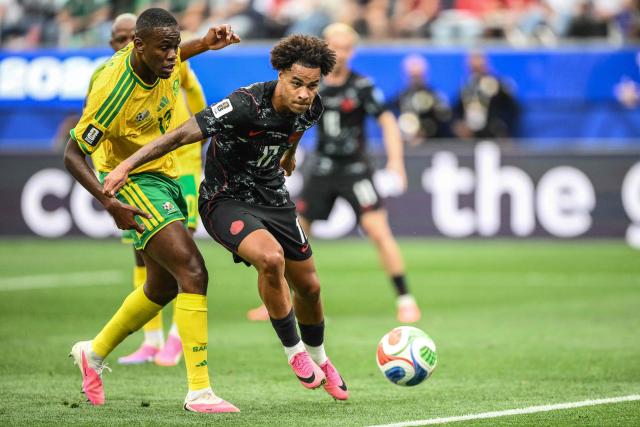 South Africa's midfielder #13 Sphephelo Sithole and Canada's midfielder #17 Tajon Buchanan fight for the ball during the 2026 World Cup round of 32 football match between South Africa and Canada at the Los Angeles Stadium in Inglewood on June 28, 2026.  (Photo by Patrick T. Fallon / AFP)