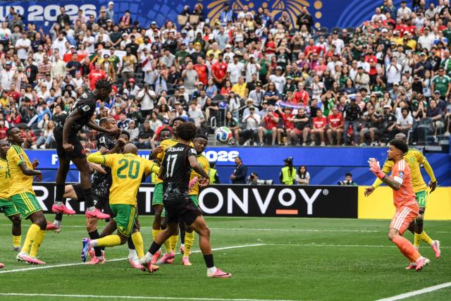 Canada's defender #15 Moise Bombito (2nd-L) heads the ball and misses a chance past South Africa's goalkeeper #01 Ronwen Williams during the 2026 World Cup round of 32 football match between South Africa and Canada at the Los Angeles Stadium in Inglewood on June 28, 2026.  (Photo by Patrick T. Fallon / AFP)