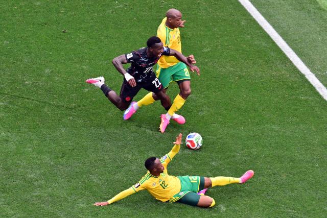 TOPSHOT - Canada's defender #22 Richie Laryea falls fighting for the ball with South Africa's defender #20 Khuliso Mudau during the 2026 World Cup round of 32 football match between South Africa and Canada at the Los Angeles Stadium in Inglewood on June 28, 2026.  (Photo by Frederic J. Brown / AFP)