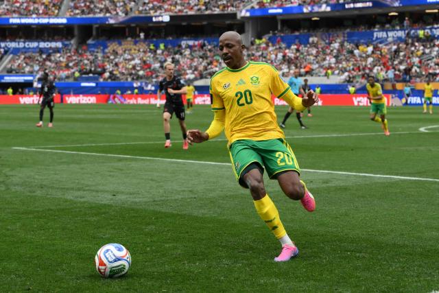 South Africa's defender #20 Khuliso Mudau runs with the ball during the 2026 World Cup round of 32 football match between South Africa and Canada at the Los Angeles Stadium in Inglewood on June 28, 2026.  (Photo by Patrick T. Fallon / AFP)