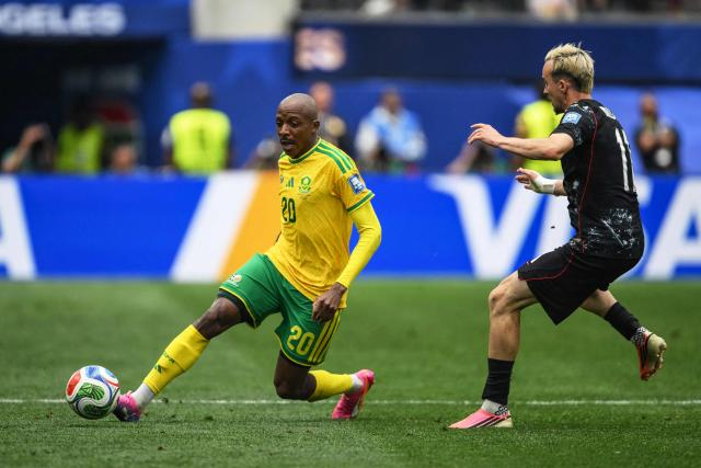 South Africa's defender #20 Khuliso Mudau controls the ball past Canada's midfielder #11 Liam Millar during the 2026 World Cup round of 32 football match between South Africa and Canada at the Los Angeles Stadium in Inglewood on June 28, 2026.  (Photo by Patrick T. Fallon / AFP)