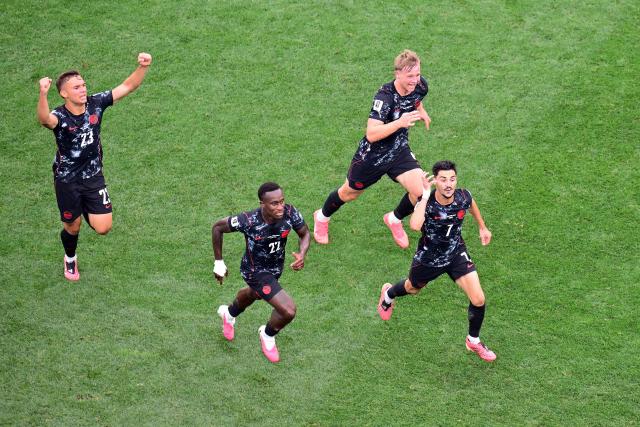 Canada's midfielder #07 Stephen Eustaquio (R) celebrates scoring his team's first goal during the 2026 World Cup round of 32 football match between South Africa and Canada at the Los Angeles Stadium in Inglewood on June 28, 2026.  (Photo by Frederic J. Brown / AFP)
