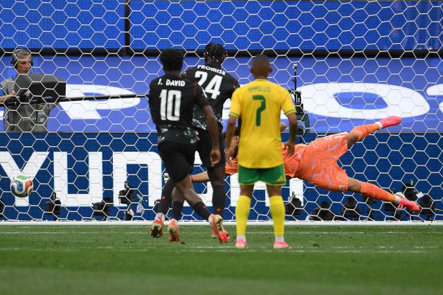 South Africa's goalkeeper #01 Ronwen Williams concedes Canada's first goal scored by midfielder #07 Stephen Eustaquio (unseen) during the 2026 World Cup round of 32 football match between South Africa and Canada at the Los Angeles Stadium in Inglewood on June 28, 2026.  (Photo by Patrick T. Fallon / AFP)