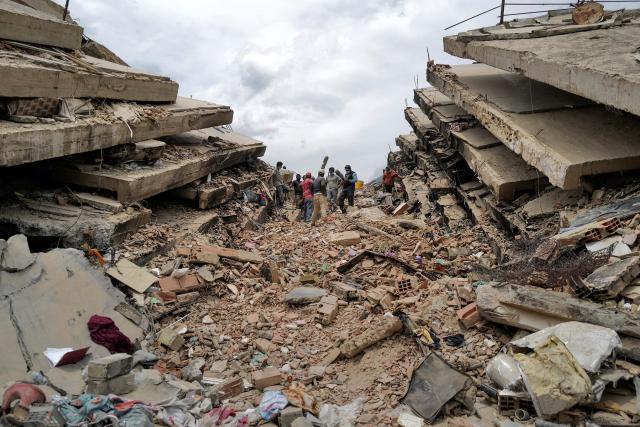 Rescuers and volunteers search for possible victims in Caraballeda, La Guaira State, Venezuela on June 28, 2026, following twin earthquakes. Thousands of rescuers, relatives and volunteers dig day and night through mounds of concrete to find survivors of the earthquakes that struck Venezuela more than three days ago, leaving nearly 1,500 dead and tens of thousands missing. (Photo by Mauricio VALENZUELA / AFP)
