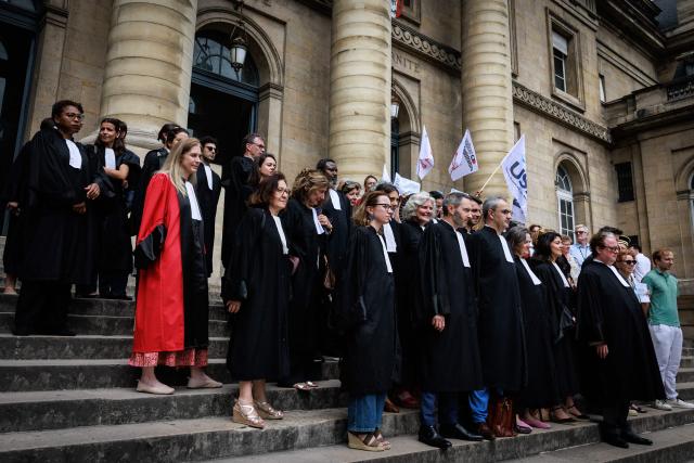 Judges and lawyers gather on the steps of the Paris Courthouse to take part in a "Dead Criminal Justice" day of action called by the council of the Order of the Paris Bar to fight against the "SURE" (Useful, Fast and Effective Sentencing) draft bill, in Paris on June 29, 2026. (Photo by SIMON WOHLFAHRT / AFP)