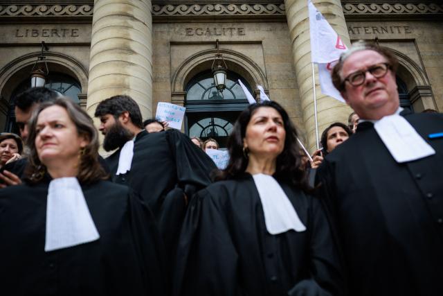 Judges and lawyers gather on the steps of the Paris Courthouse to take part in a "Dead Criminal Justice" day of action called by the council of the Order of the Paris Bar to fight against the "SURE" (Useful, Fast and Effective Sentencing) draft bill, in Paris on June 29, 2026. (Photo by SIMON WOHLFAHRT / AFP)