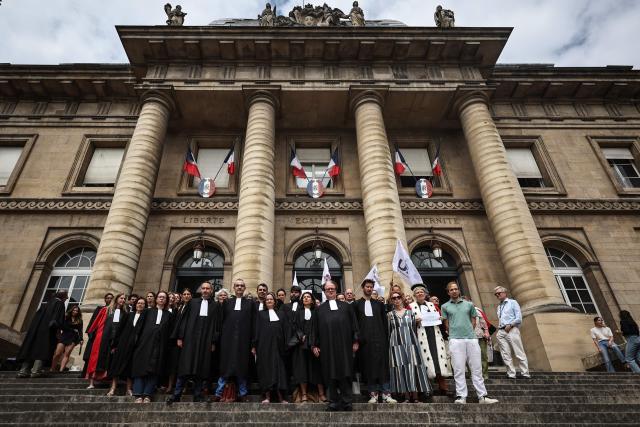 Judges and lawyers gather on the steps of the Paris Courthouse to take part in a "Dead Criminal Justice" day of action called by the council of the Order of the Paris Bar to fight against the "SURE" (Useful, Fast and Effective Sentencing) draft bill, in Paris on June 29, 2026. (Photo by SIMON WOHLFAHRT / AFP)