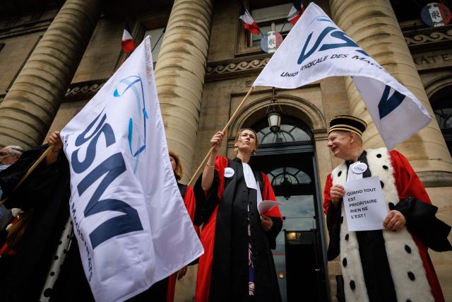 Judges and lawyers gather on the steps of the Paris Courthouse to take part in a "Dead Criminal Justice" day of action called by the council of the Order of the Paris Bar to fight against the "SURE" (Useful, Fast and Effective Sentencing) draft bill, in Paris on June 29, 2026. (Photo by SIMON WOHLFAHRT / AFP)