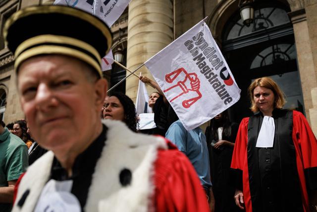 Judges and lawyers gather on the steps of the Paris Courthouse to take part in a "Dead Criminal Justice" day of action called by the council of the Order of the Paris Bar to fight against the "SURE" (Useful, Fast and Effective Sentencing) draft bill, in Paris on June 29, 2026. (Photo by SIMON WOHLFAHRT / AFP)