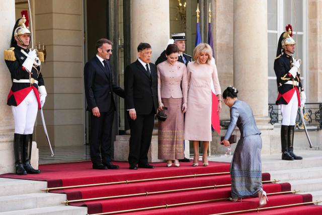 (From L) France's President Emmanuel Macron, Thailand's King Maha Vajiralongkorn (Rama X), Thailand's Queen Suthida, French President's wife Brigitte Macron and Princess of Thailand Sirivannavari Nariratana arrive ahead of a meeting at The Elysee Presidential Palace in Paris on June 29, 2026. (Photo by Dimitar DILKOFF / AFP)