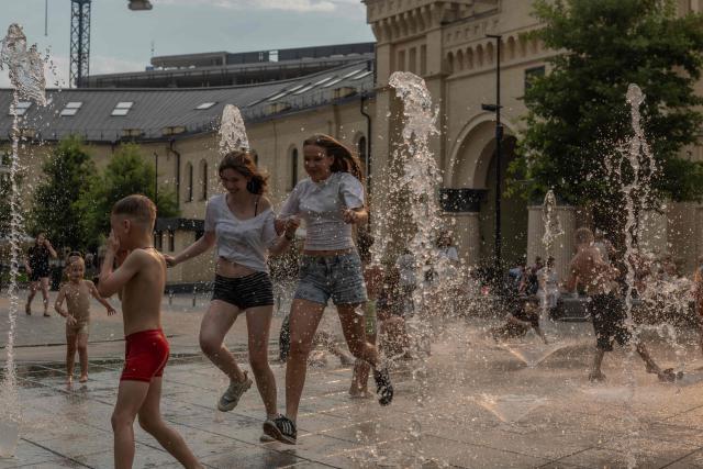 Children play in a fountain on a hot summer day as the European heatwave shifts east to the Balkans and Ukraine, in Kyiv on June 29, 2026, amid the Russian invasion of Ukraine. (Photo by Roman PILIPEY / AFP)