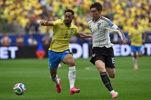 Brazil's forward #09 Matheus Cunha (L) fights for the ball with Japan's midfielder #15 Daichi Kamada (R) at the Houston Stadium in Houston on June 29, 2026.  (Photo by RONALDO SCHEMIDT / AFP)
