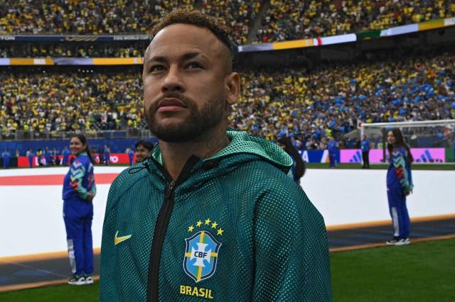 Brazil's forward #10 Neymar arrives on the pitch ahead of the 2026 World Cup round of 32 football match between Brazil and Japan at the Houston Stadium in Houston on June 29, 2026.  (Photo by RONALDO SCHEMIDT / AFP)