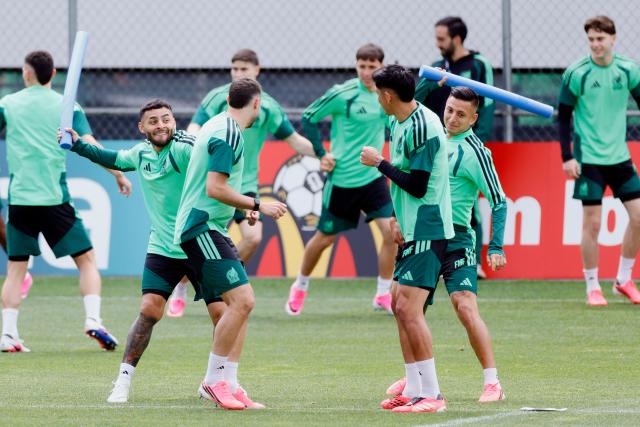 Mexico's forward #10 Alexis Vega and Mexico's midfielder #25 Roberto Alvarado take part in a training session on the eve of Mexico's 2026 World Cup football tournament round of 32 match against Ecuador in Mexico City on June 29, 2026. (Photo by Rodrigo Oropeza / AFP)